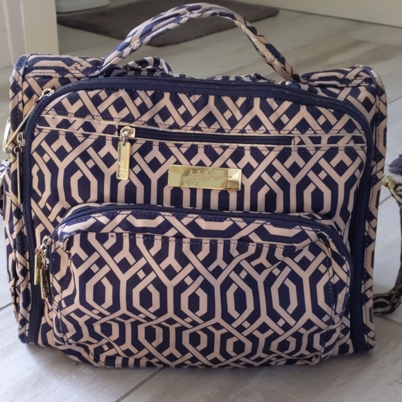 Jujube B.F.F diaper bag & changing pad - Picture 1 of 8